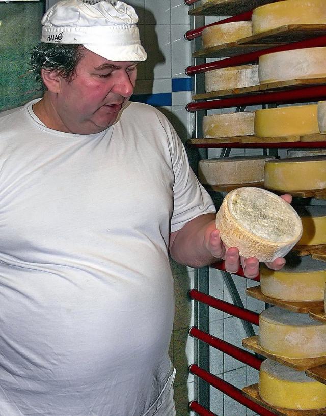 Jürg Flükiger mit Käse nach Tessiner Art
